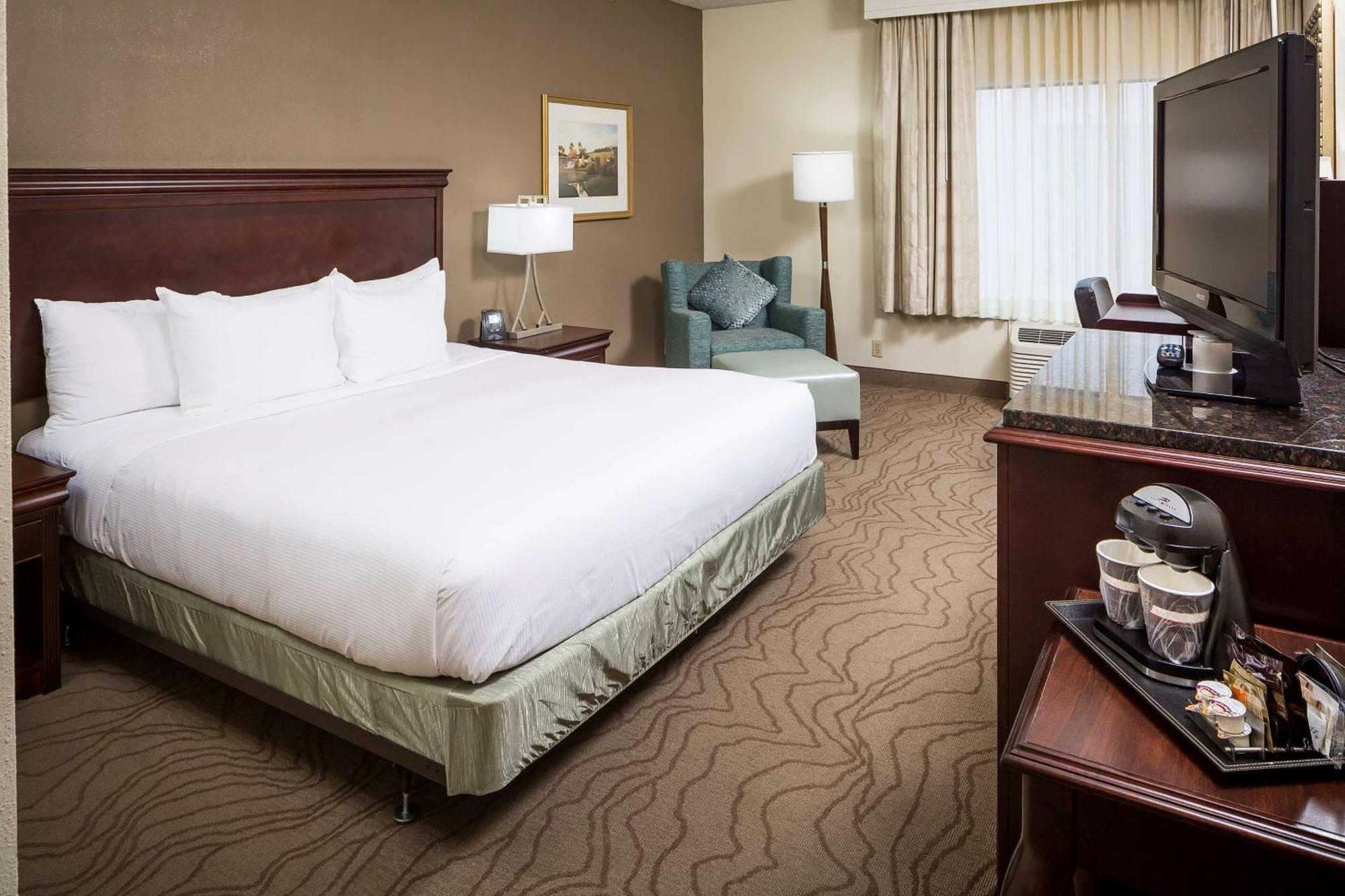 Отель Doubletree By Hilton Boston-Милфорд Экстерьер фото